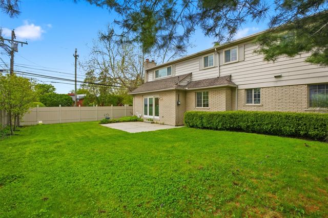 653 Perrien Place, Grosse Pointe Woods, MI 48236