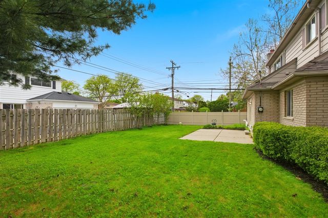 653 Perrien Place, Grosse Pointe Woods, MI 48236