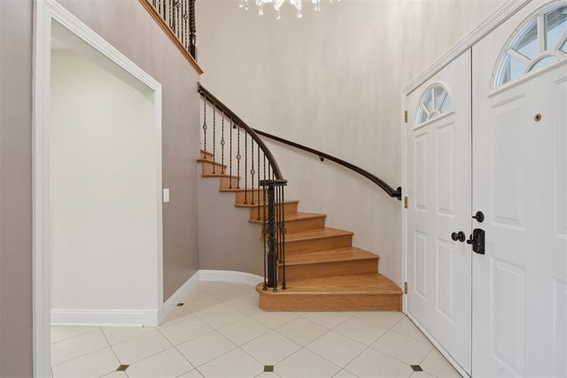 653 Perrien Place, Grosse Pointe Woods, MI 48236