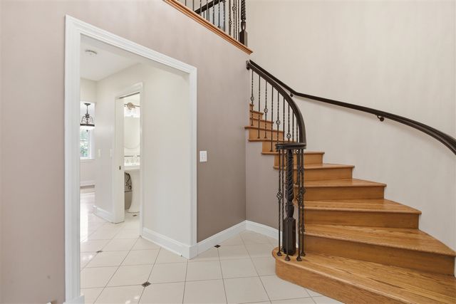 653 Perrien Place, Grosse Pointe Woods, MI 48236