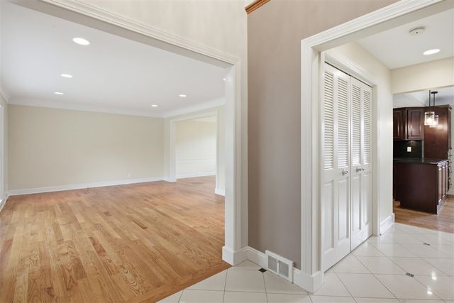653 Perrien Place, Grosse Pointe Woods, MI 48236