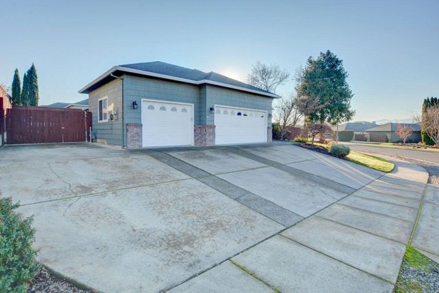 3340 Henderson Way, Medford, OR 97504