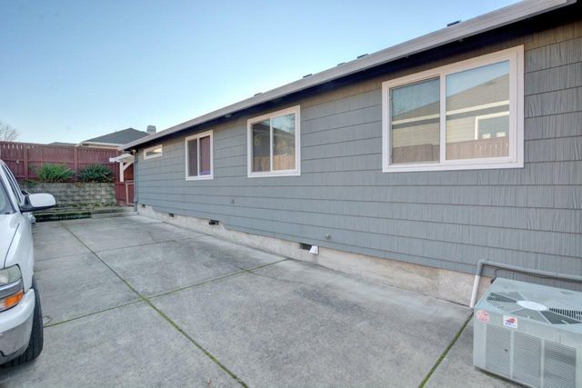 3340 Henderson Way, Medford, OR 97504