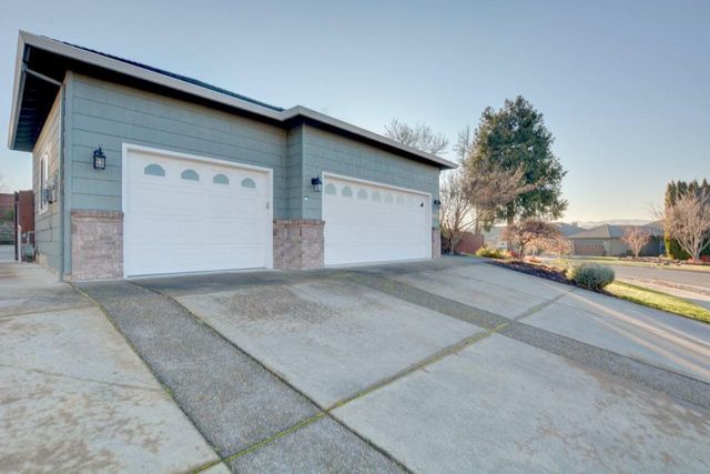 3340 Henderson Way, Medford, OR 97504