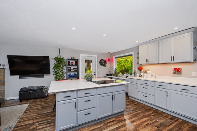 8 Clearview Dr, Marlborough, MA 01752