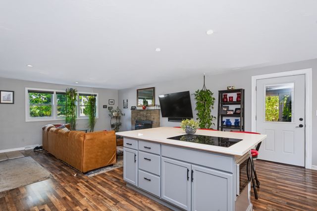 8 Clearview Dr, Marlborough, MA 01752