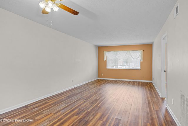 217 Casa Bella Ct, Louisville, KY 40220