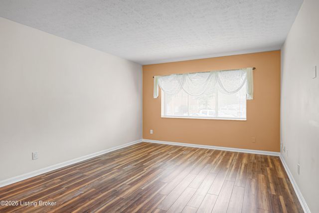 217 Casa Bella Ct, Louisville, KY 40220