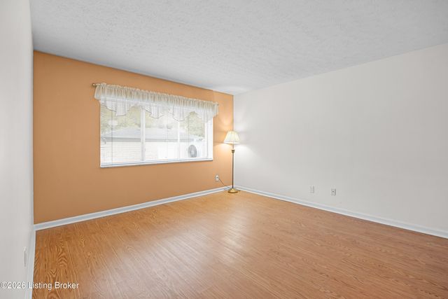 217 Casa Bella Ct, Louisville, KY 40220