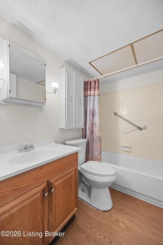 217 Casa Bella Ct, Louisville, KY 40220