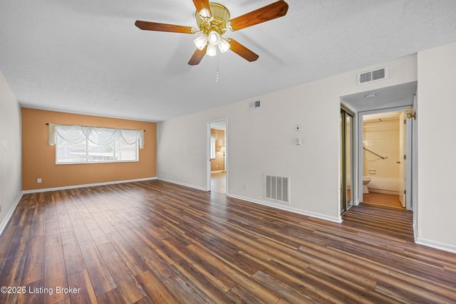 217 Casa Bella Ct, Louisville, KY 40220