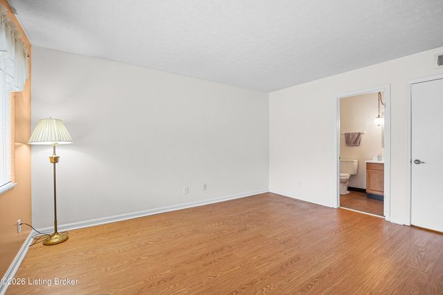 217 Casa Bella Ct, Louisville, KY 40220