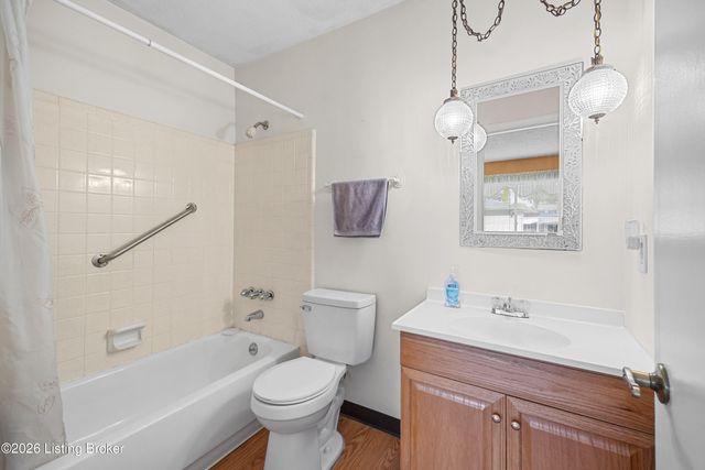 217 Casa Bella Ct, Louisville, KY 40220