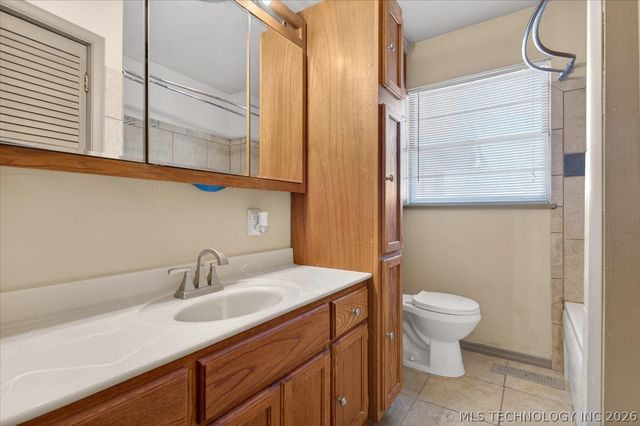 421 NW Oak Park Road, Bartlesville, OK 74003