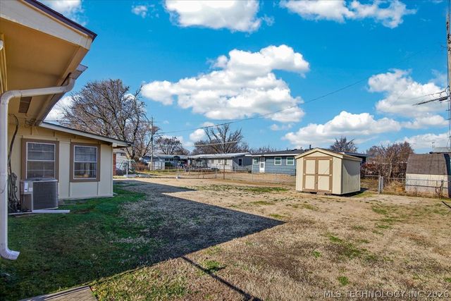 421 NW Oak Park Road, Bartlesville, OK 74003