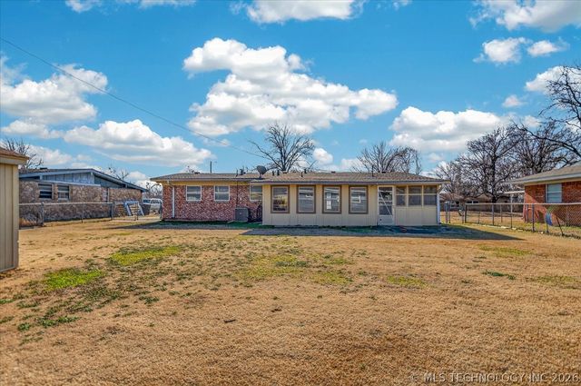 421 NW Oak Park Road, Bartlesville, OK 74003