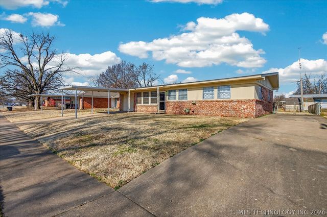 421 NW Oak Park Road, Bartlesville, OK 74003