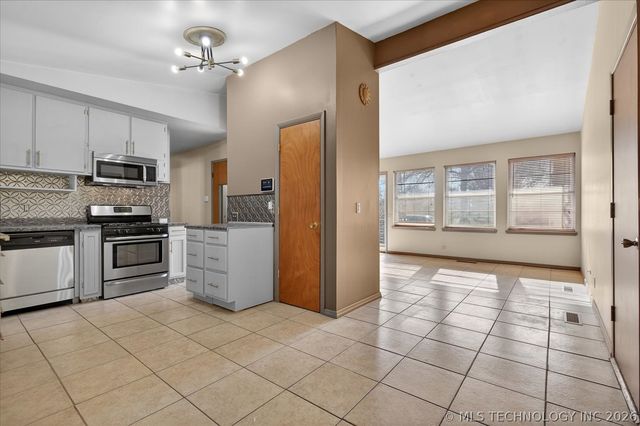 421 NW Oak Park Road, Bartlesville, OK 74003