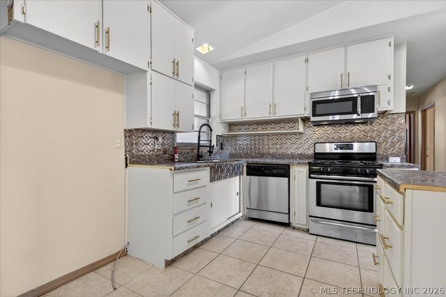 421 NW Oak Park Road, Bartlesville, OK 74003