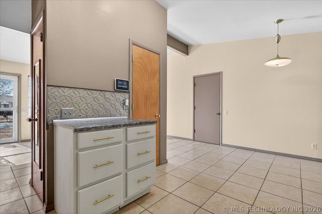 421 NW Oak Park Road, Bartlesville, OK 74003