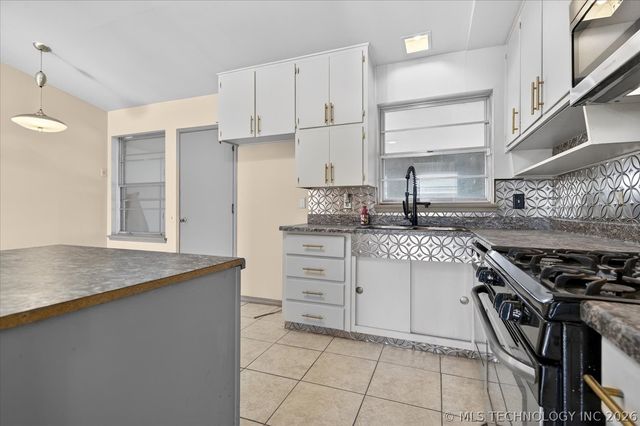 421 NW Oak Park Road, Bartlesville, OK 74003