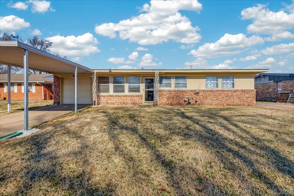 421 NW Oak Park Road, Bartlesville, OK 74003
