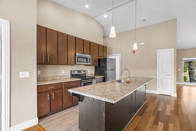 218 Vacation Ln 7, Reeds Spring, MO 65737