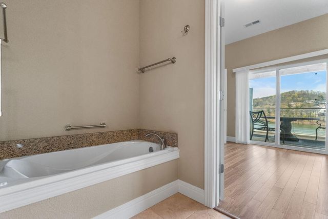 218 Vacation Ln 7, Reeds Spring, MO 65737