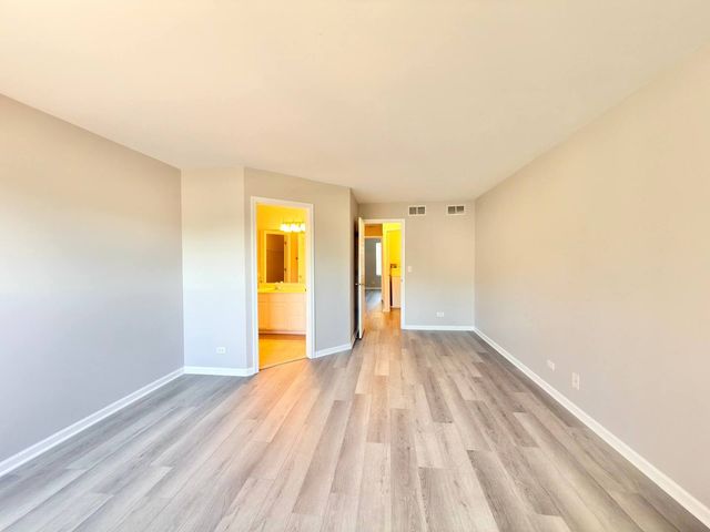 3989 BLACKSTONE Drive 3989, Aurora, IL 60504
