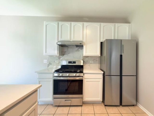 3989 BLACKSTONE Drive 3989, Aurora, IL 60504
