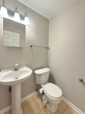 3989 BLACKSTONE Drive 3989, Aurora, IL 60504