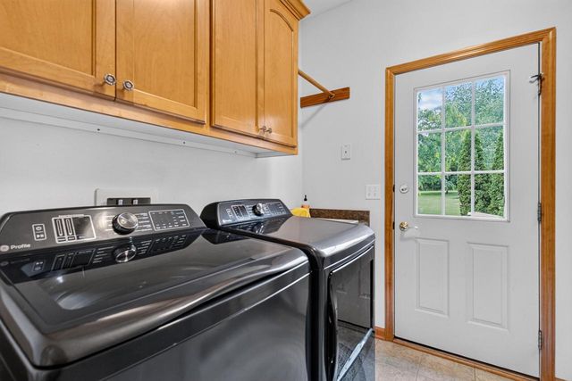 1411 Windy Knoll DRIVE, Hubertus, WI 53033
