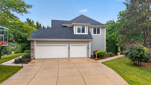 1411 Windy Knoll DRIVE, Hubertus, WI 53033