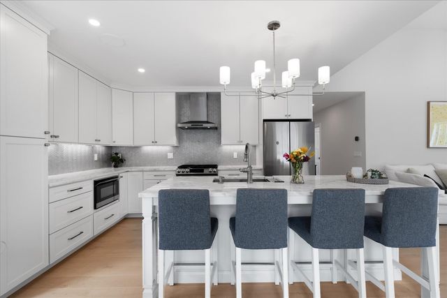 4 Cobblestone Circle, Mashpee, MA 02649