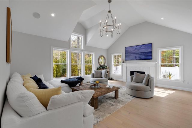 4 Cobblestone Circle, Mashpee, MA 02649