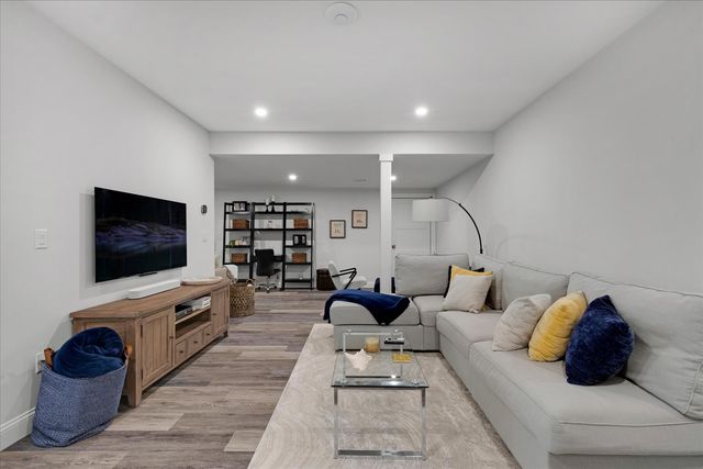 4 Cobblestone Circle, Mashpee, MA 02649