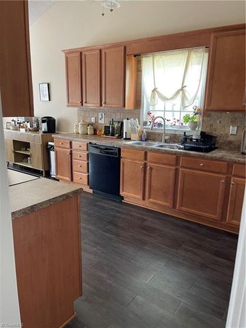 705 eagle point Drive, Kernersville, NC 27284