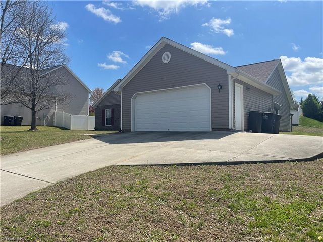 705 eagle point Drive, Kernersville, NC 27284