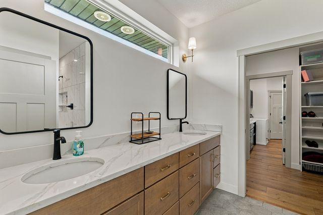 2011 E 59th Court, Davenport, IA 52807