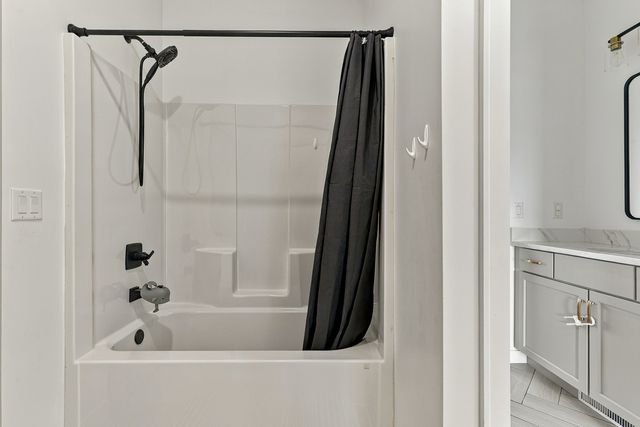 2011 E 59th Court, Davenport, IA 52807