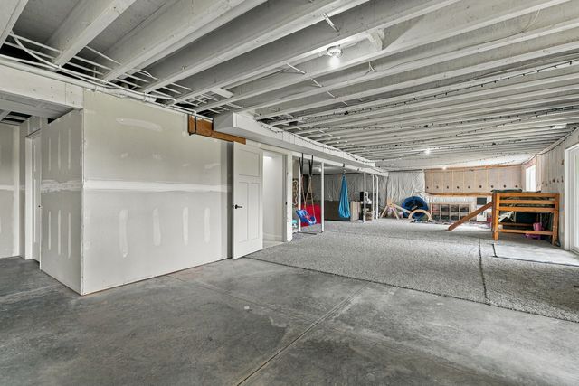 2011 E 59th Court, Davenport, IA 52807