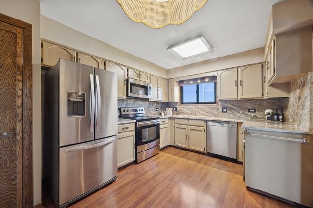 7990 Garfield Avenue 14-3, Burr Ridge, IL 60527