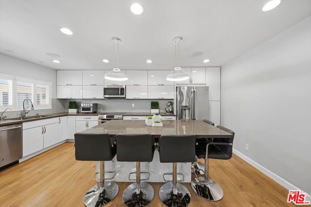5232 Corteen Place 20, Los Angeles, CA 91607