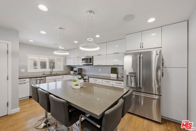 5232 Corteen Place 20, Los Angeles, CA 91607