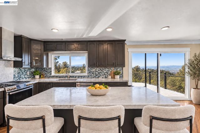 28016 Whitestone Ct, Hayward, CA 94542