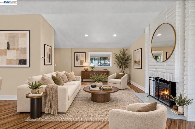 28016 Whitestone Ct, Hayward, CA 94542