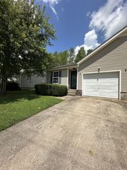 272 Executive Ave Apt A, Clarksville, TN 37042