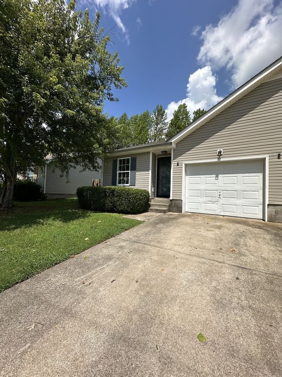 272 Executive Ave Apt A, Clarksville, TN 37042