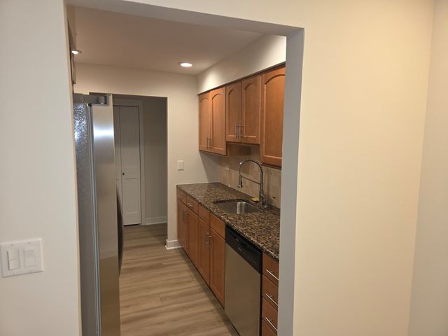 400 THAMES Parkway 2K, Park Ridge, IL 60068