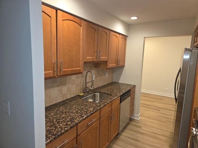 400 THAMES Parkway 2K, Park Ridge, IL 60068